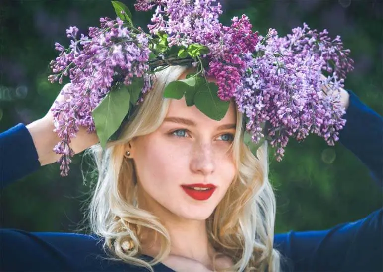 Lovely fresh-faced girl wearing a crown of flowers and clean makeup.