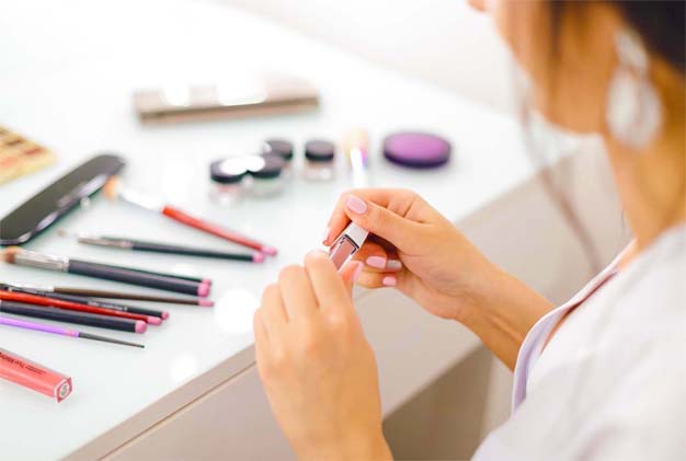 Woman sampling natural cruelty-free makeup & beauty brands. 